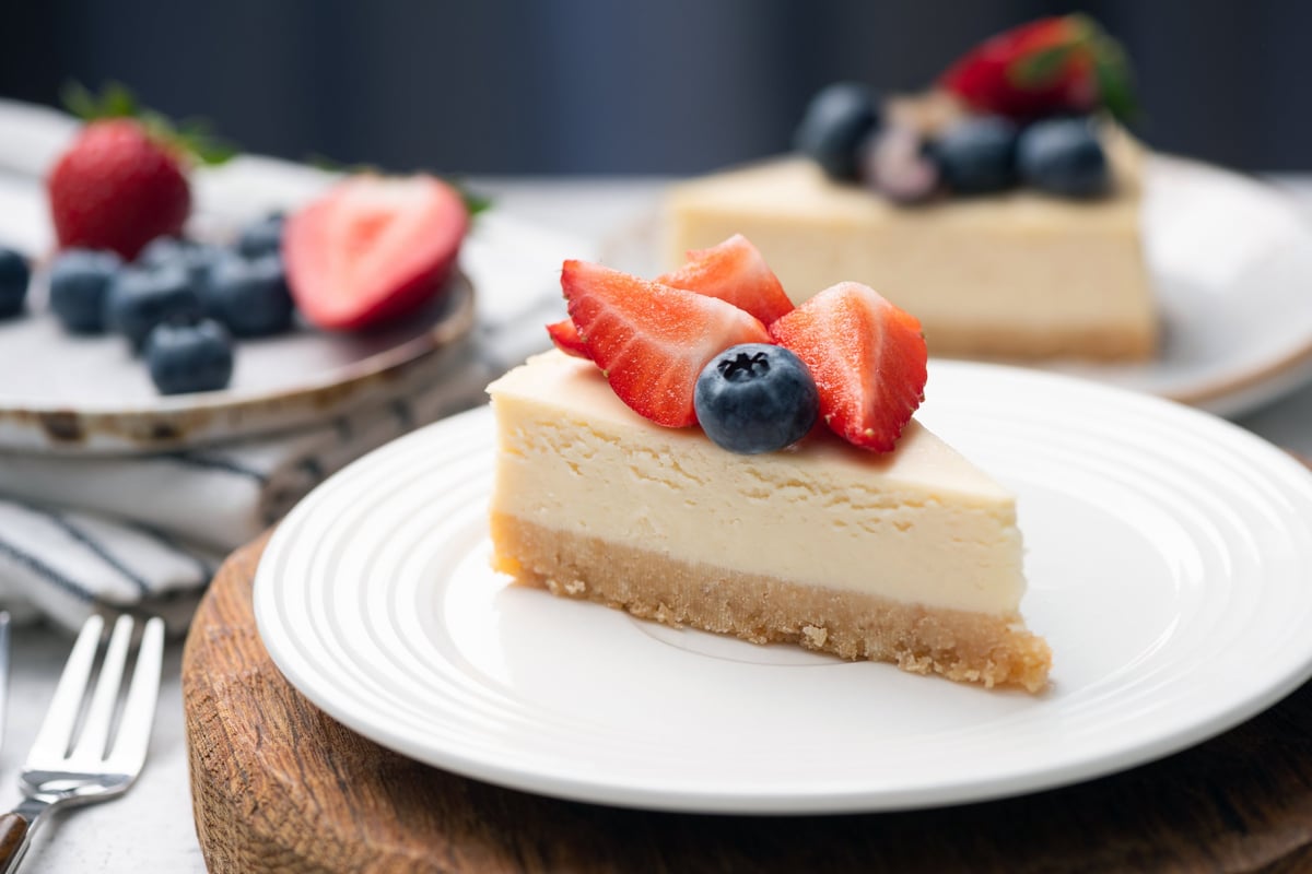 Cheesecake slice with berries
